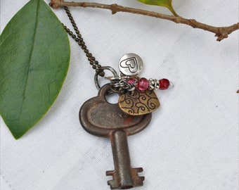Antique Key Hanger w / Heart Charms * Vintage Lock Key Ketting * Mixed Metal Skeleton Key Jewelry on Long Chain * Heart & Beaded Charms