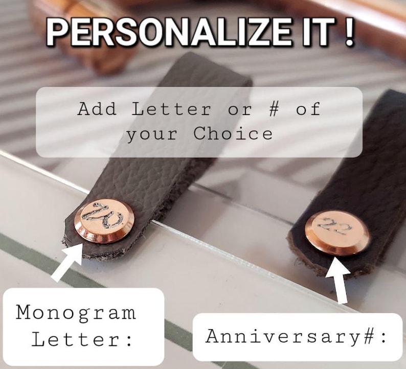 Op de afbeelding: Twee leren labels met een personalisatie-optie. E&eacute;n label heeft een monogramletter "W" en de andere het nummer "22". De tekst "Personaliseer het!" staat bovenaan de afbeelding. De tekst "Voeg een letter of # van uw keuze toe" staat onder de labels. De tekst "Monogramletter:" staat onder het linker label en de tekst "Jubileum #:" staat onder het rechter label.