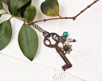 Unieke antieke sleutel hanger w / zonnebloem * vreugde * charmes * zonnig en vrolijk cadeau voor mooie dame * echte vintage sleutel ketting op lange ketting *