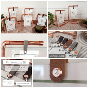 Op de afbeelding: Fotolijststandaards van koperen pijp met leren banden voor personalisatie. De banden kunnen worden gepersonaliseerd met een letter of nummer. De kleuren van de leren banden omvatten zwart, donkerbruin, bruin, grijs en cr&egrave;me. Personaliseer het! Voeg een letter of nummer naar keuze toe. Monogramletter: Jubileum: