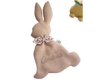 Lapin doudou plat personnalisé (broderie)  nid d'abeille et lange