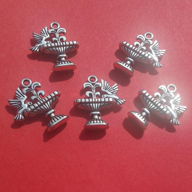 Pack of 10 Tibetan Silver Bird Bath Fountain Pendant Charms 21mm x 18mm