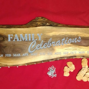 Plaque de célébration de famille en bois, noyer, bords naturels, avec 24 cercles pour les anniversaires et 6 coeurs pour les anniversaires