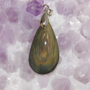 Huichol manto obsidian pendant