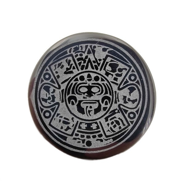 Cabochon avec un calendrier aztèque, en obsidienne noire