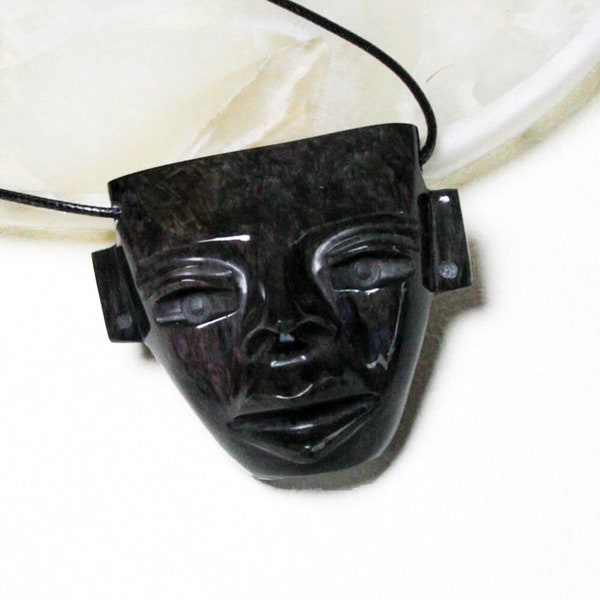 Pendentif masque, en obsidienne manto huichol