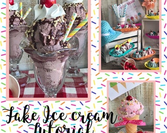 Könnte beinhalten: Ein Tutorial, wie man Fake-Eis macht. Das Bild zeigt drei Eisbecher in Glasschalen mit Schokoladensauce, Schlagsahne und Streuseln. Die Eisbecher stehen auf einer rot-weiß karierten Tischdecke. Der Text "Fake Ice Cream Tutorial" ist in schwarzen Buchstaben auf weißem Hintergrund geschrieben.