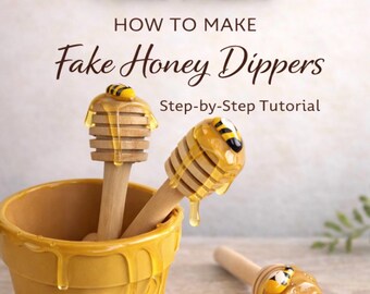 Könnte beinhalten: Bild eines Tutorials mit dem Titel „How to Make Fake Honey Dippers“. Das Bild zeigt hölzerne Honiglöffel mit einem Bienenmuster, die mit einer goldenen, honigartigen Substanz tropfen, und einen gelben Blumentopf.