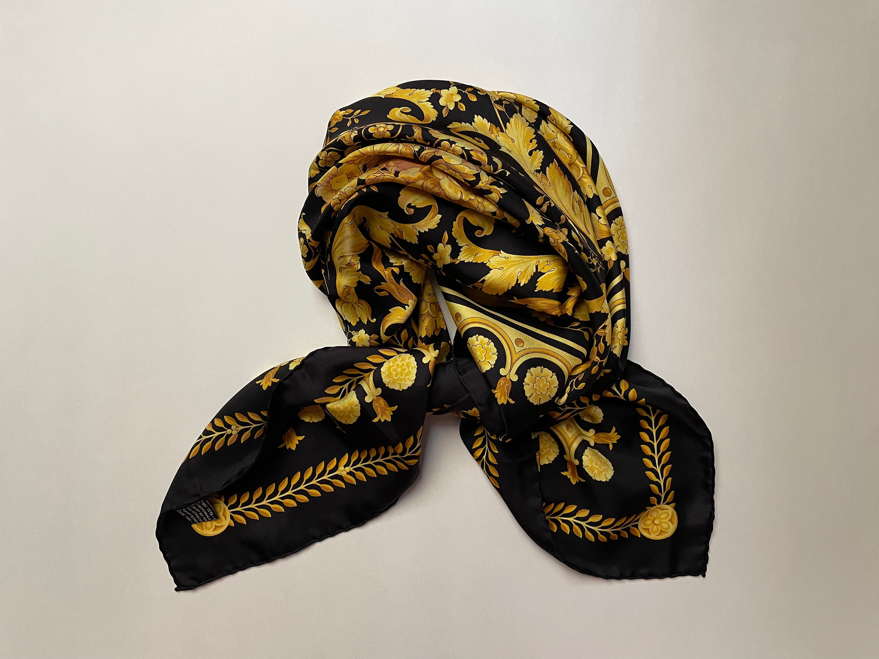 VERSACE｜SCARVES (SEASHELL BAROQUE LARGE SILK FOULARD (1 Underwater Barocco Large Silk Foulard 35.4