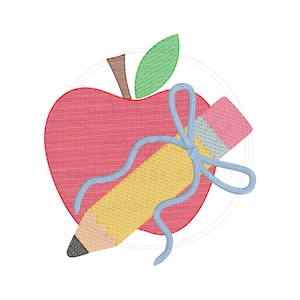 Könnte beinhalten: Gesticktes Design mit einem roten Apfel mit einem grünen Blatt und einem braunen Stiel. Ein gelber Bleistift mit einem rosa Radiergummi und einem blauen Band ist an dem Apfel befestigt. Das Design befindet sich auf weißem Hintergrund.