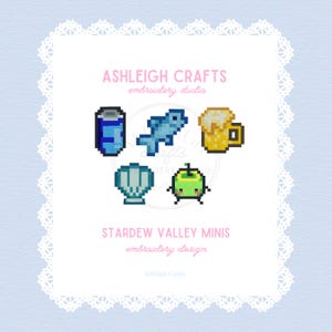 Puede incluir: Imagen que presenta diseños de bordado en píxeles de Stardew Valley en miniatura. Los diseños incluyen una lata azul, un pez azul, una jarra de cerveza amarilla, una concha y un personaje verde con forma de manzana. El texto dice "Ashleigh Crafts embroidery studio" y "Stardew Valley Minis embroidery design".