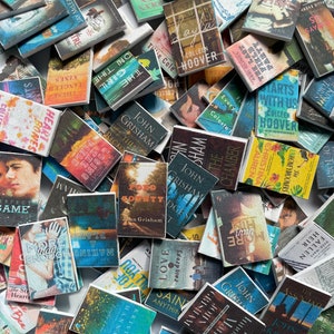 Puede incluir: Una colecci&oacute;n de libros de bolsillo en miniatura con varios t&iacute;tulos y autores. Los libros est&aacute;n dispuestos en un patr&oacute;n aleatorio, creando una exhibici&oacute;n colorida y visualmente atractiva.