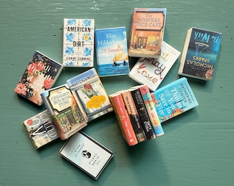 Aangepaste miniatuurboekreplica van 1" – handgemaakt poppenhuisboek