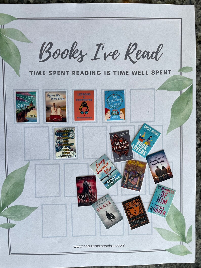 Op de afbeelding: Een wit raster met de tekst "Books I've Read" en "Time Spent Reading is Time Well Spent" bovenaan. Het raster is gevuld met miniatuur boekomslagen, waaronder titels als "The House in the Cerulean Sea", "Before We Were Yours", "Lessons in Chemistry", "The Holiday Swap", "A Court of Silver Flames", "Book Lovers", "Every Summer After", "Queen of Shadows", "We Must Be Brave", "Harry Potter", "The Tattooist of Auschwitz", "Reminders of Him" en "Circe".