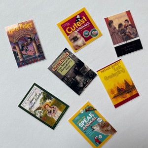 Op de afbeelding: Een verzameling boekomslagen met verschillende genres, waaronder fantasy, kinderliteratuur en klassieke fictie. De omslagen zijn kleurrijk en bevatten illustraties van dieren, mensen en landschappen. De titels zijn "Harry Potter en de Steen der Wijzen", "De schattigste dieren op de planeet", "De avonturen van Tom Sawyer en Huckleberry Finn", "Anne van Groen Gevels", "Tuck Everlasting" en "Hoe je met dieren kunt praten".