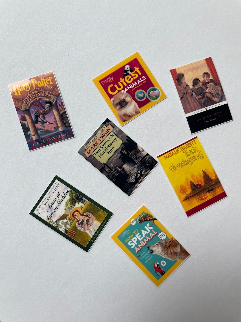 Op de afbeelding: Een verzameling boekomslagen met verschillende genres, waaronder fantasy, kinderliteratuur en klassieke fictie. De omslagen zijn kleurrijk en bevatten illustraties van dieren, mensen en landschappen. De titels zijn "Harry Potter en de Steen der Wijzen", "De schattigste dieren op de planeet", "De avonturen van Tom Sawyer en Huckleberry Finn", "Anne van Groen Gevels", "Tuck Everlasting" en "Hoe je met dieren kunt praten".