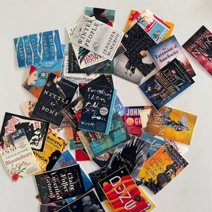 Op de afbeelding: Een verzameling boekomslagen met verschillende titels en auteurs. De omslagen zijn kleurrijk en bevatten verschillende illustraties en ontwerpen. Enkele van de titels zijn "Winter People", "De tatoe&euml;erder van Auschwitz", "The Priory of the Orange Tree" en "DUNE".