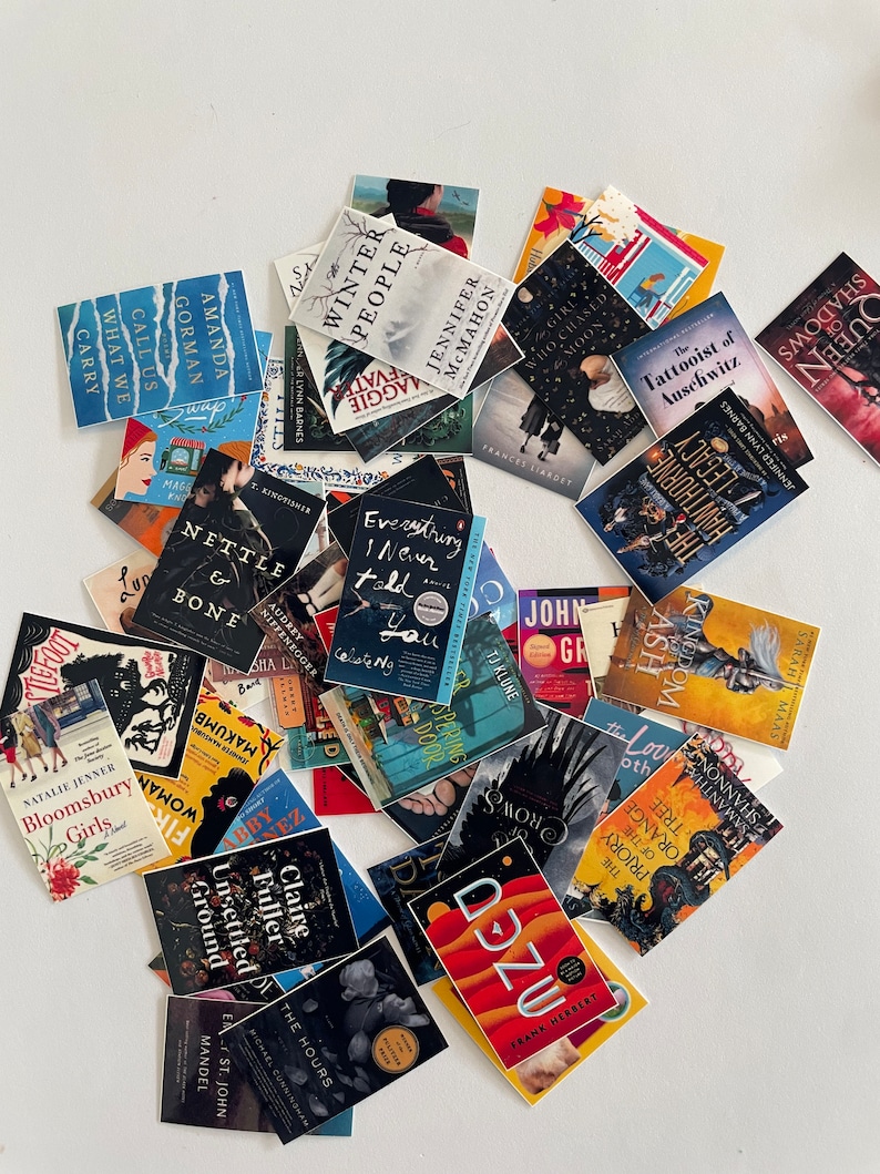 Op de afbeelding: Een verzameling boekomslagen met verschillende titels en auteurs. De omslagen zijn kleurrijk en bevatten verschillende illustraties en ontwerpen. Enkele van de titels zijn "Winter People", "De tatoe&euml;erder van Auschwitz", "The Priory of the Orange Tree" en "DUNE".