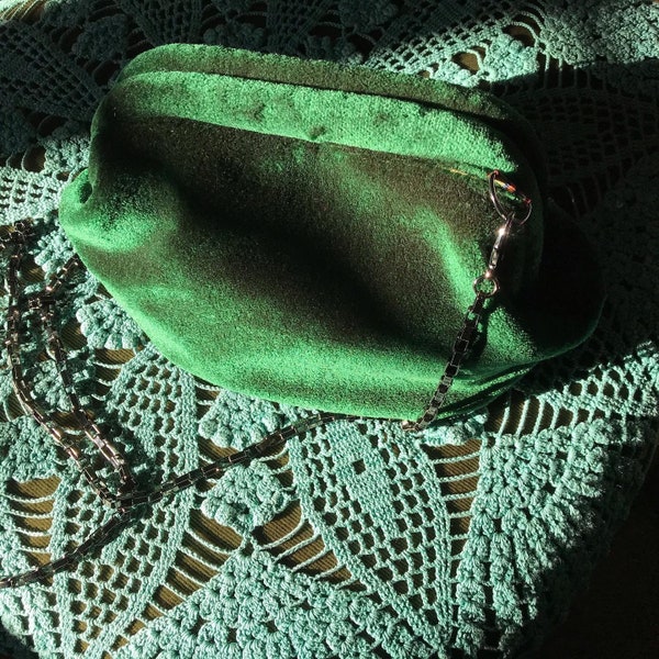 Sac femme élégant style Mary Poppins en velours vert doublé taffetas bandoulière chaîne amovible