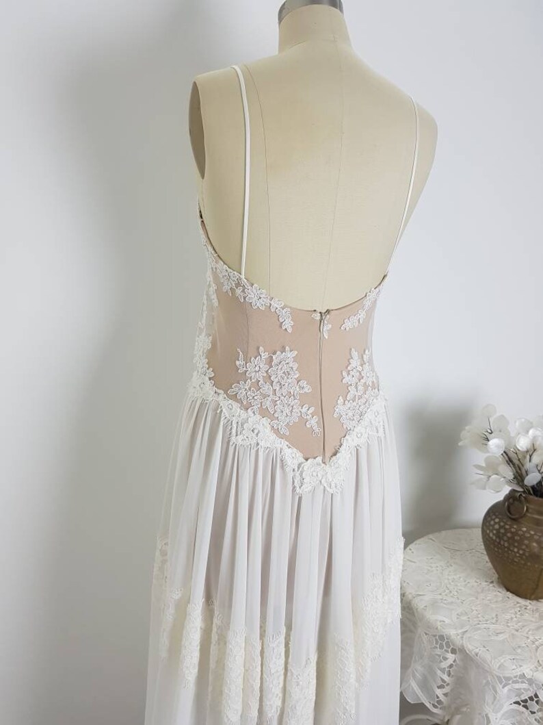 loose lace wedding dress