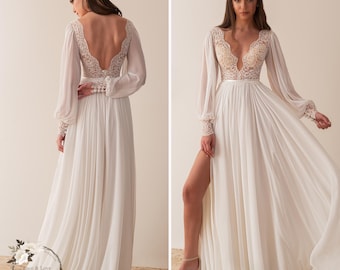 Könnte beinhalten: Ein bodenlanges weißes Kleid mit einem Spitzenoberteil, einem tiefen V-Ausschnitt und einem tiefen Rückenausschnitt. Das Kleid hat lange, transparente Bischofsärmel mit Spitzenbündchen und einen fließenden, plissierten Chiffonrock mit hohem Seitenschlitz.