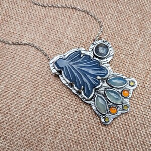 bridgerton, polin, penelope featherington, colin bridgerton, bridgerton blue, blue aventurine trolleite, ribbon, necklace, jewelry pendant regency, jane austen, pride and prejudice darcy, elizabeth bennet, queen charlotte, floral, flower, carnelian