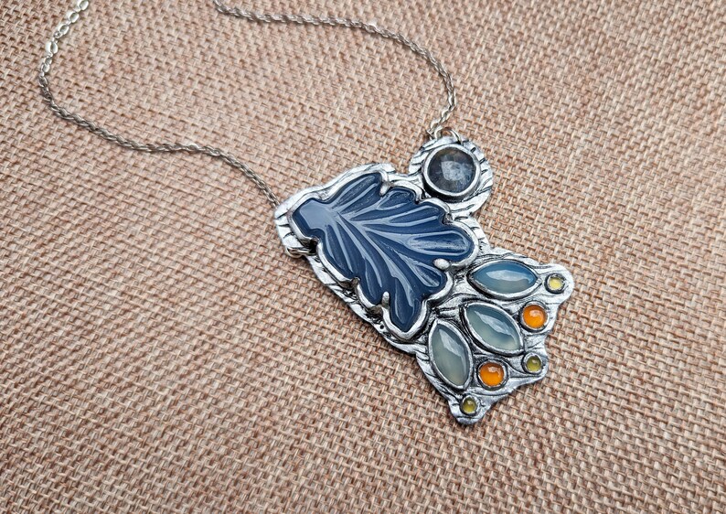 bridgerton, polin, penelope featherington, colin bridgerton, bridgerton blue, blue aventurine trolleite, ribbon, necklace, jewelry pendant regency, jane austen, pride and prejudice darcy, elizabeth bennet, queen charlotte, floral, flower, carnelian