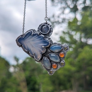 bridgerton, polin, penelope featherington, colin bridgerton, bridgerton blue, blue aventurine trolleite, ribbon, necklace, jewelry pendant regency, jane austen, pride and prejudice darcy, elizabeth bennet, queen charlotte, floral, flower, carnelian