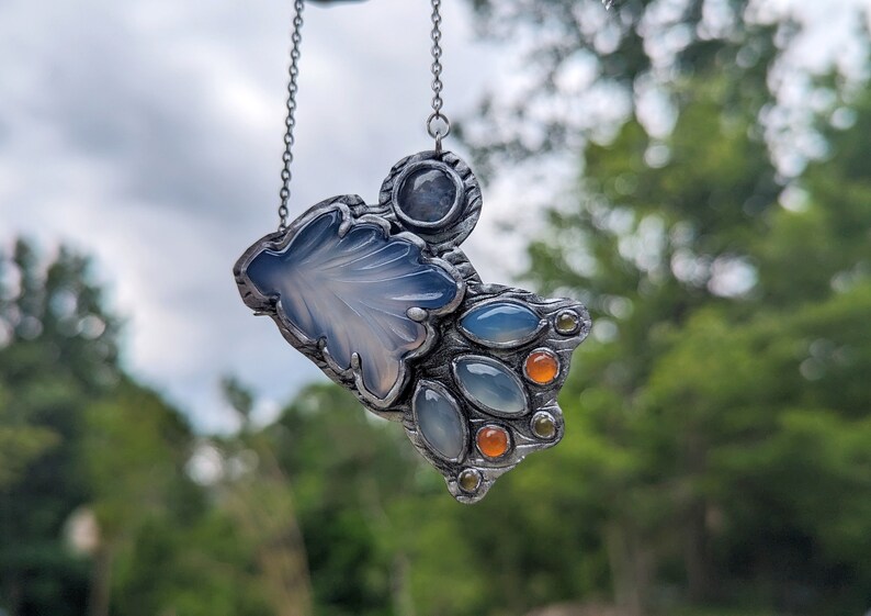 bridgerton, polin, penelope featherington, colin bridgerton, bridgerton blue, blue aventurine trolleite, ribbon, necklace, jewelry pendant regency, jane austen, pride and prejudice darcy, elizabeth bennet, queen charlotte, floral, flower, carnelian