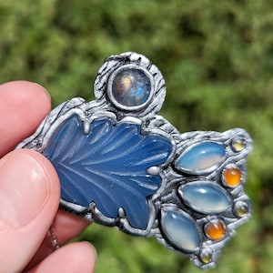 bridgerton, polin, penelope featherington, colin bridgerton, bridgerton blue, blue aventurine trolleite, ribbon, necklace, jewelry pendant regency, jane austen, pride and prejudice darcy, elizabeth bennet, queen charlotte, floral, flower, carnelian