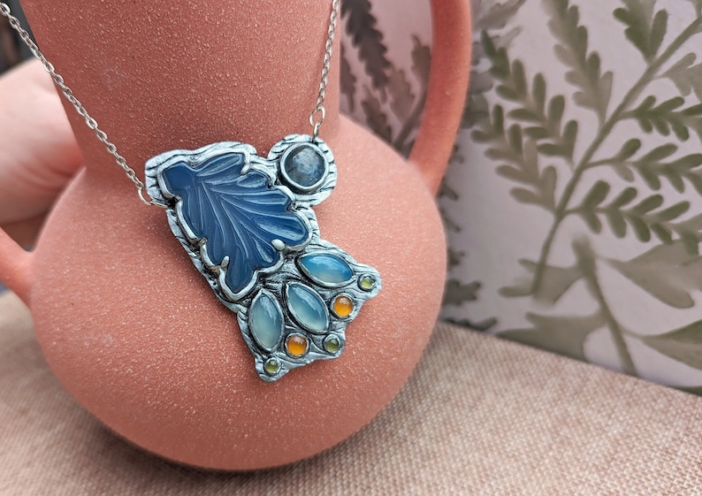 bridgerton, polin, penelope featherington, colin bridgerton, bridgerton blue, blue aventurine trolleite, ribbon, necklace, jewelry pendant regency, jane austen, pride and prejudice darcy, elizabeth bennet, queen charlotte, floral, flower, carnelian