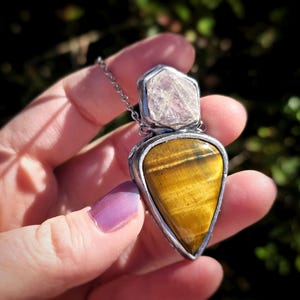 Tiger Eye and Ruby Corundum Pendant - Handmade Necklace - Record Keeper imagem 3