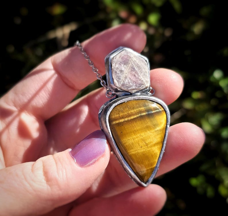 Tiger Eye and Ruby Corundum Pendant - Handmade Necklace - Record Keeper imagem 3
