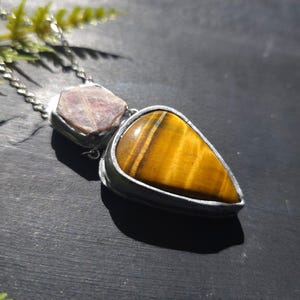 Tiger Eye and Ruby Corundum Pendant - Handmade Necklace - Record Keeper imagem 2