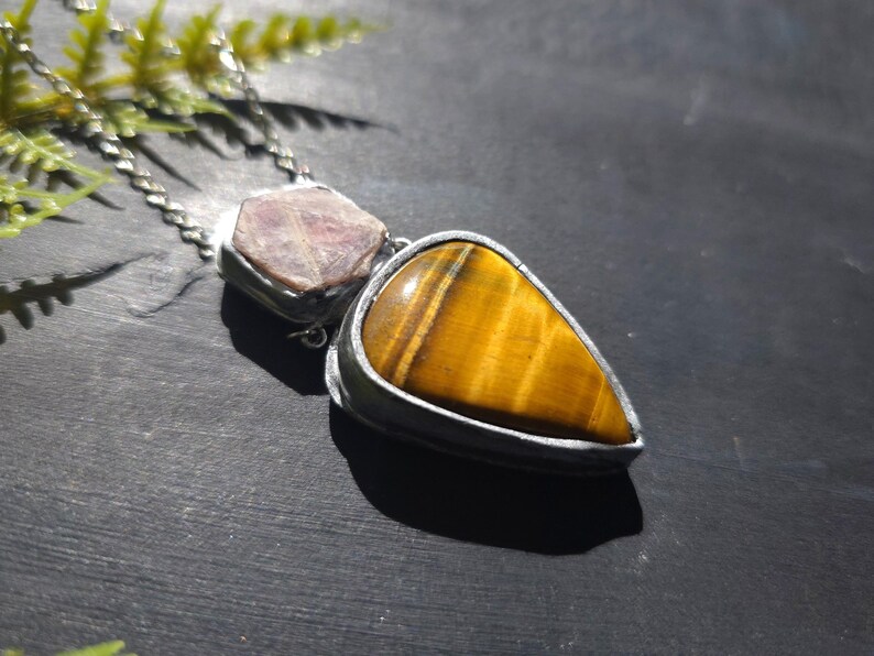 Tiger Eye and Ruby Corundum Pendant - Handmade Necklace - Record Keeper imagem 2