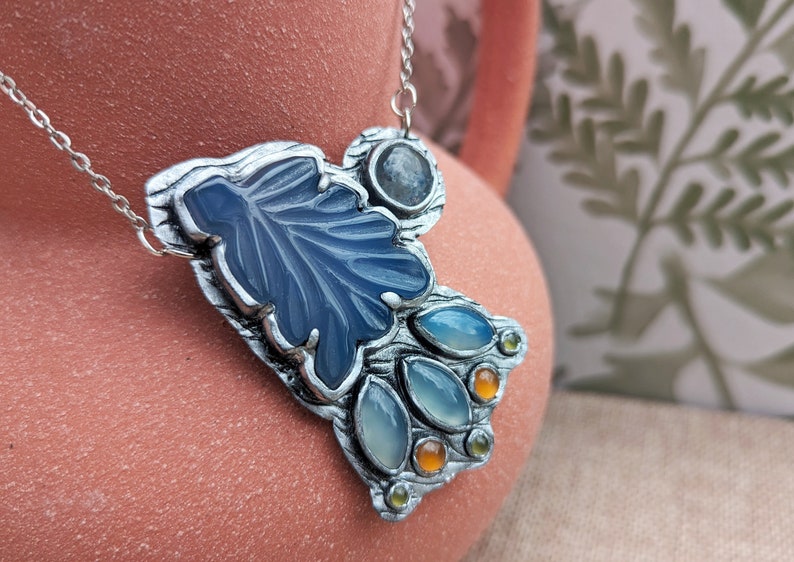 bridgerton, polin, penelope featherington, colin bridgerton, bridgerton blue, blue aventurine trolleite, ribbon, necklace, jewelry pendant regency, jane austen, pride and prejudice darcy, elizabeth bennet, queen charlotte, floral, flower, carnelian