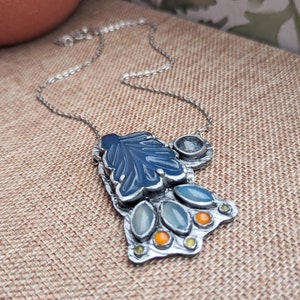 bridgerton, polin, penelope featherington, colin bridgerton, bridgerton blue, blue aventurine trolleite, ribbon, necklace, jewelry pendant regency, jane austen, pride and prejudice darcy, elizabeth bennet, queen charlotte, floral, flower, carnelian