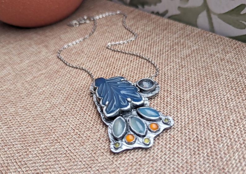 bridgerton, polin, penelope featherington, colin bridgerton, bridgerton blue, blue aventurine trolleite, ribbon, necklace, jewelry pendant regency, jane austen, pride and prejudice darcy, elizabeth bennet, queen charlotte, floral, flower, carnelian