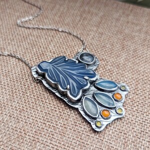 bridgerton, polin, penelope featherington, colin bridgerton, bridgerton blue, blue aventurine trolleite, ribbon, necklace, jewelry pendant regency, jane austen, pride and prejudice darcy, elizabeth bennet, queen charlotte, floral, flower, carnelian