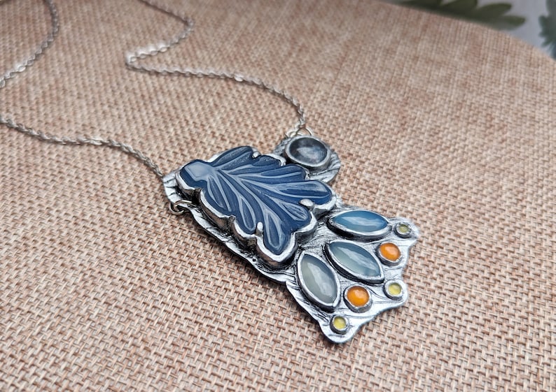 bridgerton, polin, penelope featherington, colin bridgerton, bridgerton blue, blue aventurine trolleite, ribbon, necklace, jewelry pendant regency, jane austen, pride and prejudice darcy, elizabeth bennet, queen charlotte, floral, flower, carnelian