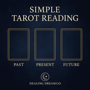 Peut inclure: Graphique bleu foncé avec le texte doré "SIMPLE TAROT READING". Trois contours de cartes rectangulaires sont étiquetés "PAST", "PRESENT" et "FUTURE". Le logo Healing Dream Co. est en bas.