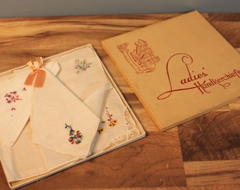 Vintage 1940s Ladies Handkerchiefs White Embroidered Floral Linen Napkins Four-Piece Box Set