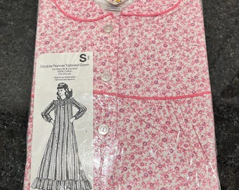 Camisola vintage Focus Fashion de 1984, rosa com estampa floral, em flanela dupla, como nova na embalagem original (RN 28183).