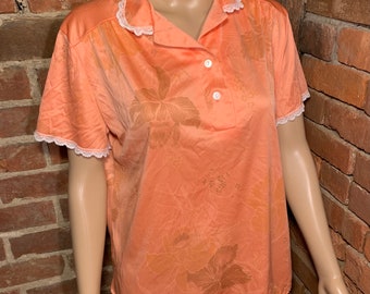 Vintage 1970er-1980er Pfirsich Pink Florale Polyester Bluse mit Spitzenfutter