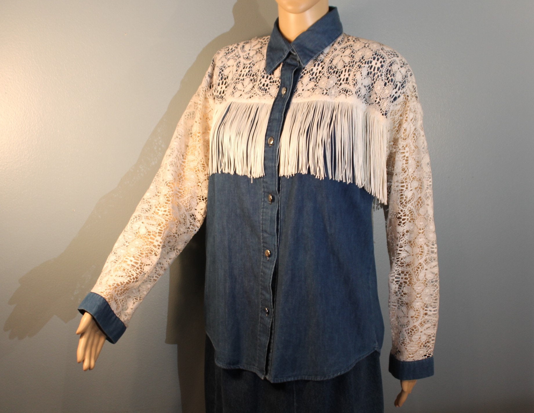 Vintage 1970s-1980s Saisa, Ltd. Floral White Lace and Blue