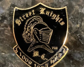 Set van twee vintage 1985 Street Knights 1.000 Mile Motorcycle Tour zwart-zilver geëmailleerde pinnen