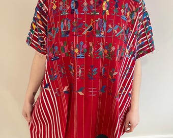 Vintage 1960-1970-tal Röd och vit kritstrecksrandig broderad bomull Guatemalansk Huipil-tunikablus Vuxen Stor