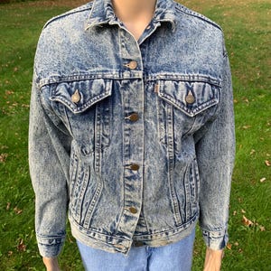 Vintage 1980s-1990s Levi’s Blue Denim Acid Wash Trucker Jean Jacket Made in the USA Adult Small