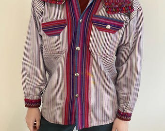 Kurtka Vintage Handmade Gwatemalska w kolorze białym, różowym i fioletowym w prążki z haftowanym kołnierzem dla dorosłych XL