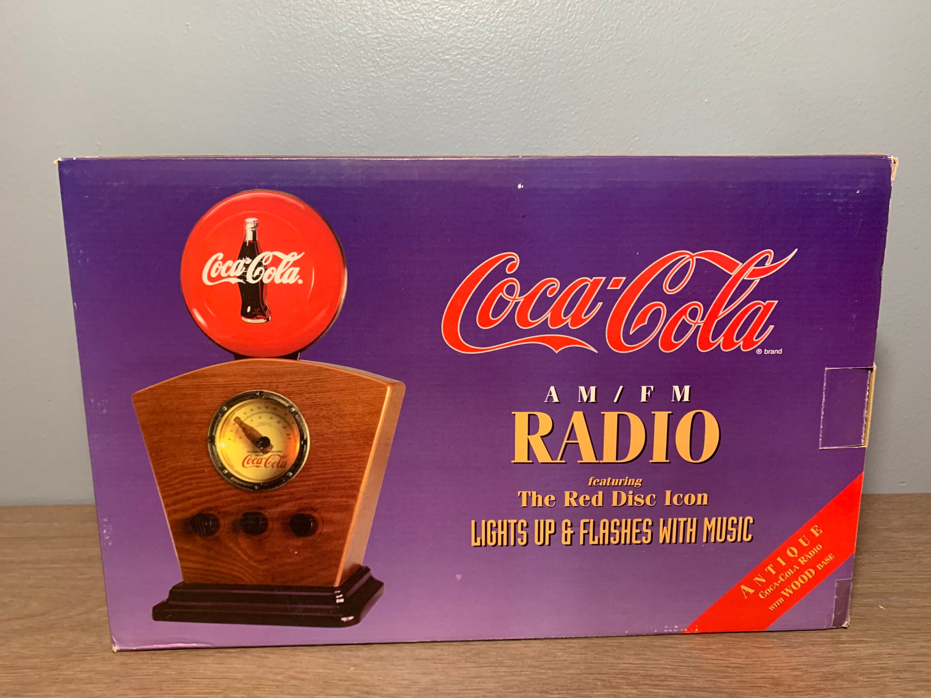 Vintage Coca-Cola Radio the Red Disc Icon Lights up